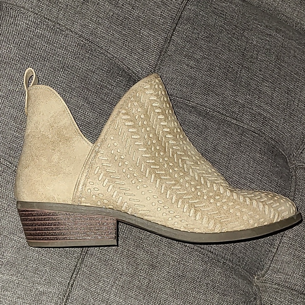 Serra Bootie Women size 8 Beige Split Shaft Ankle Boot Block Heel - Picture 4 of 11